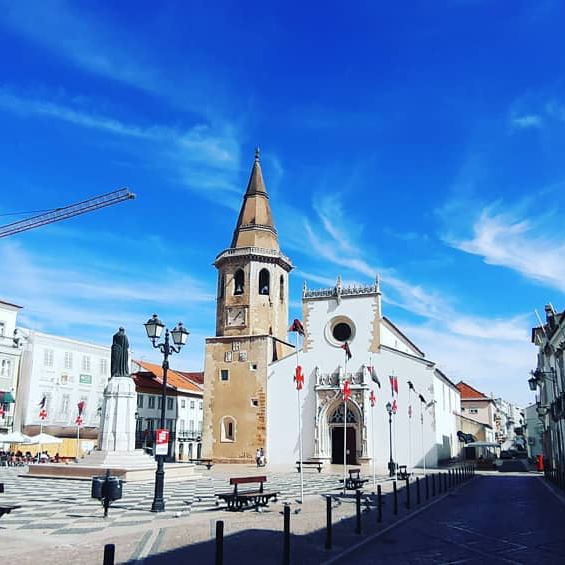 imagem da praça da matriz de Tomar